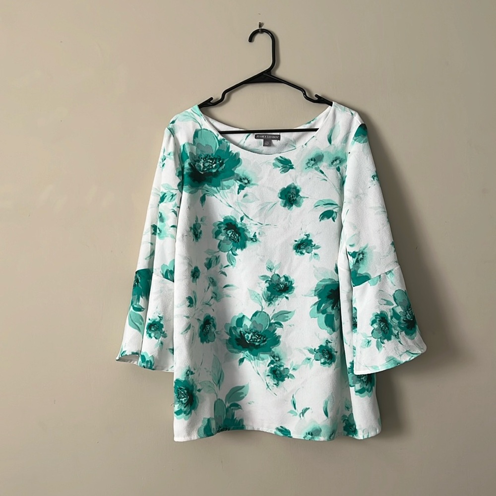 Pretty Blouse with flowly sleeves